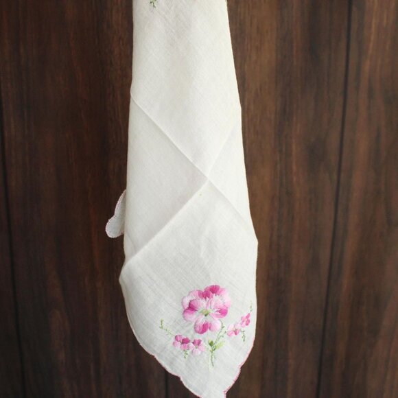 Vintage Handkerchief, Pink Pansy Flower Hankie with Scalloped Edges, Pink Floral - Picture 9 of 10
